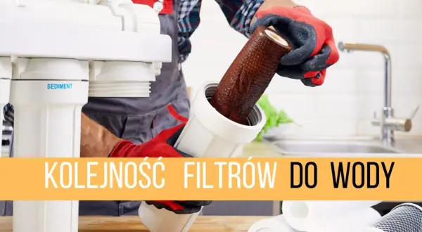 Rękawiczki ochronne pokazują, jak wymienić brudny filtr w systemie filtracji wody. Kolejność filtrów do wody jest kluczowa dla czystej wody.