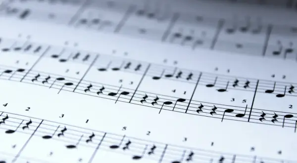 Baciary siedem czerwonych róż tekst. Nuty na papierze, jak zapisana melodia, czekają na wykonanie.
