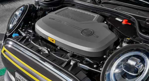 Compartimento del motor de un Mini. Aquí puedes ver cómo saber los caballos de mi coche, observando la potencia y el diseño.