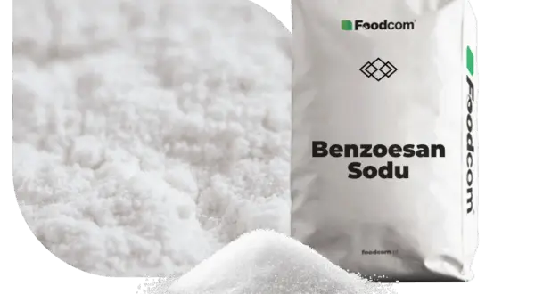 Biały proszek, benzoesan sodu, w opakowaniu Foodcom. Składnik wielu kosmetyków, zapewniający ich trwałość.