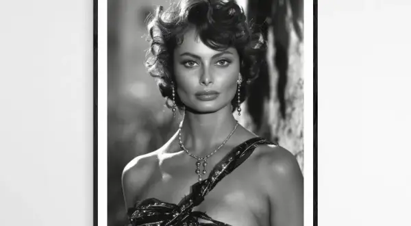 Ikoniczna Sophia Loren, jej zjawiskowa figura i spojrzenie hipnotyzują. Ubrana w błyszczącą suknię, z elegancką biżuterią.