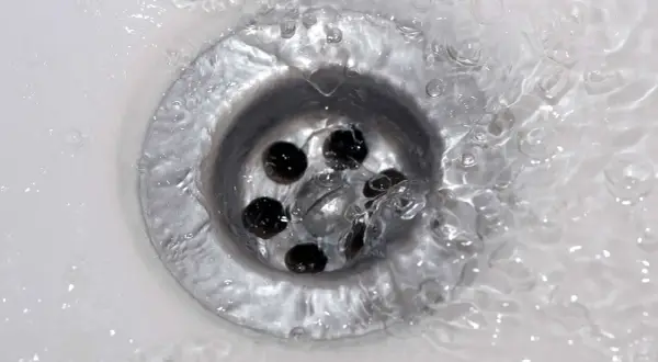 Wasser staut sich im Abfluss. Die Badewanne ist verstopft, Rohrreiniger hilft nicht.