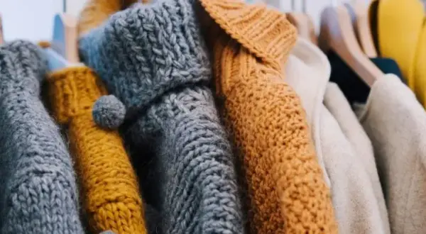 Jak suszyć sweter, aby uniknąć deformacji i zachować kształt