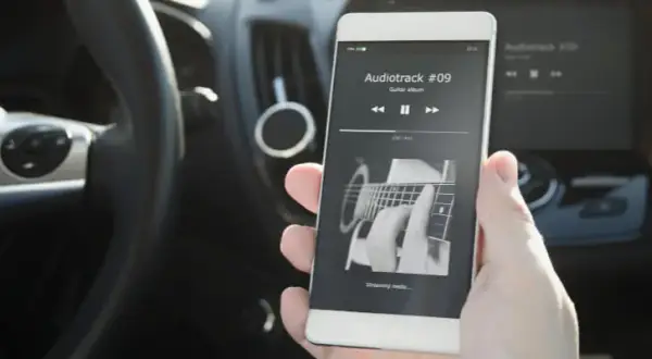 Jak działa transmiter FM Bluetooth? Prosty sposób na muzykę w aucie