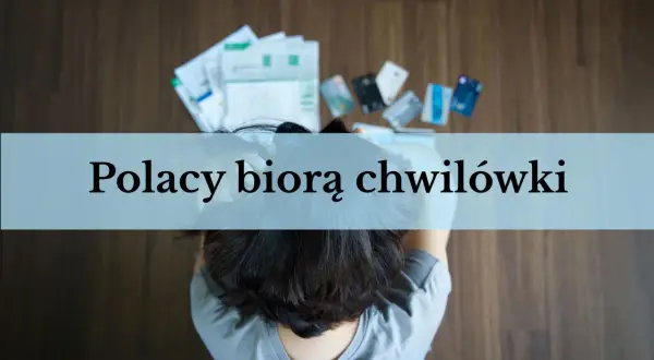Osoba z rękami na głowie, rachunki i karty kredytowe na podłodze. Czy influencerzy promujący szybkie pożyczki z nagrodami sami z nich korzystają?