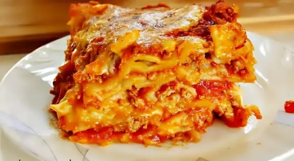 Pyszna porcja lasagne bez beszamelu, z bogatym sosem mięsnym i ciągnącym się serem. Idealna na rodzinny obiad.