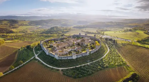 Mittelalterliche Burg auf einem Hügel, umgeben von Weinbergen und Olivenhainen. Ein malerischer Anblick der natur italien.