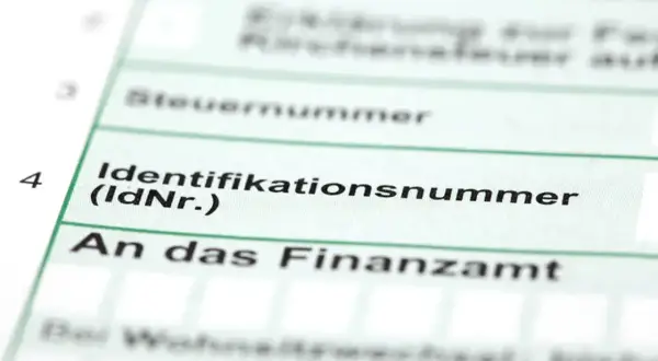 Fragment formularza z polami "Steuernummer", "Identifikationsnummer (IdNr.)" i "An das Finanzamt".