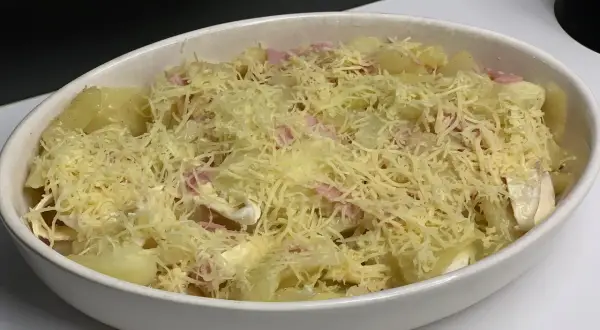 Gratin de pommes de terre et jambon, prêt pour la cuisson. Une délicieuse recette patisson, facile et rapide à préparer.