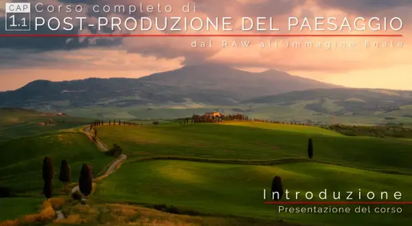 Paesaggio toscano al tramonto, con colline verdi e un casale. Testo: "Corso completo di POST-PRODUZIONE DEL PAESAGGIO dal RAW all'immagine finale. Introduzione". Perfetto per imparare le azioni Photoshop.