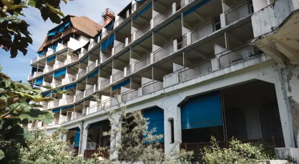 Bâtiment abandonné aux balcons répétitifs, envahi par la végétation. Une exploration urbex à Montargis, où le temps a laissé sa marque.