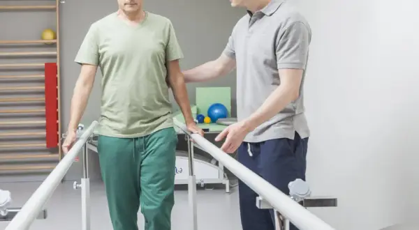 Poprawna pisownia: rehabilitacja. Skąd to "h"?
