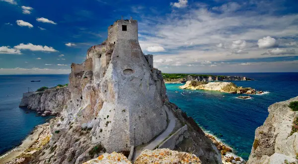 Rocche imponenti e mare cristallino: ecco cosa vedere a San Domino, un gioiello delle Tremiti.