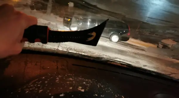 Zamarznięte szyby od środka? Skuteczne sposoby na wilgoć!