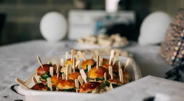 Mini burgery z patyczkami, idealne na imprezę. Szukasz pomysłu, gdzie zjeść w Łodzi? Te smakołyki to świetna alternatywa!