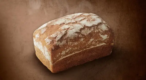 Chleb żytni bez drożdży z Lidla, pachnący i lekko parujący. Idealny na zdrową kanapkę, z niską zawartością kcal.
