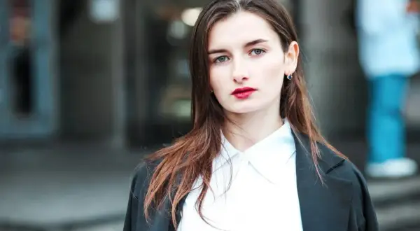 Jaka bluzka do zdjęcia do dowodu, aby uniknąć niepowodzenia?