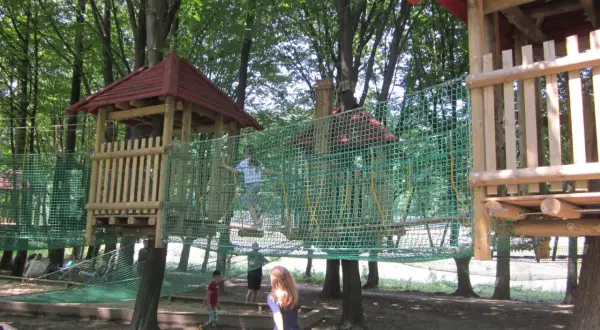 Małpi Gaj Myślenice: Rodzinny park linowy na Zarabiu czy warto?