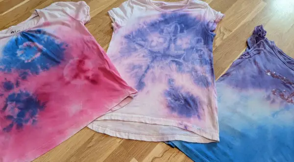 Batik-Shirts in Rosa, Lila und Blau, perfekt für das Batiken mit Kindern. Ein Spaß für die ganze Familie!