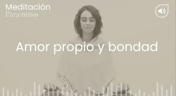 Joven en meditación metta para niños, cultivando amor propio y bondad.