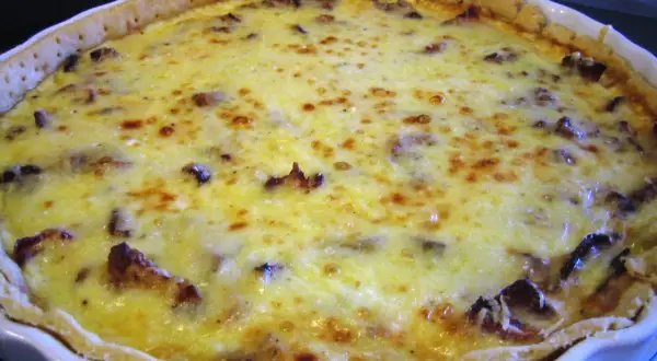 En gyllene kantarellpaj med bacon, perfekt för en höstig middag.