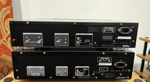 Tył odtwarzacza Marantz CD 60, gotowy do testu, z widocznymi złączami audio i cyfrowymi.