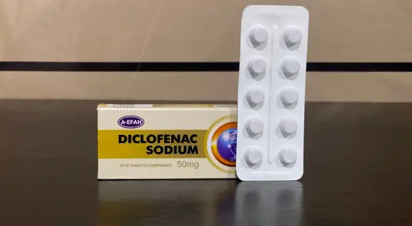 Opakowanie leku Diclofenac Sodium 50mg i blister z tabletkami. Ten lek został wycofany z obrotu.
