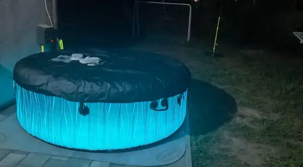 Nocny relaks w ogrodzie z podświetlanym Lay-Z-Spa Miami. Idealne miejsce na leniwe chwile.