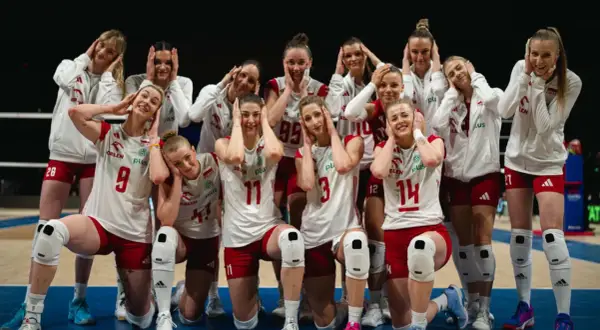 Siatkarki reprezentacji Polski w Lidze Narodów kobiet, z rękami na uszach, celebrują zwycięstwo.