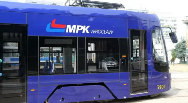 Niebieski tramwaj MPK Wrocław z numerem 3201. Czy we Wrocławiu uczniowie jeżdżą za darmo? Ten tramwaj może być odpowiedzią na pytanie o darmowy transport.