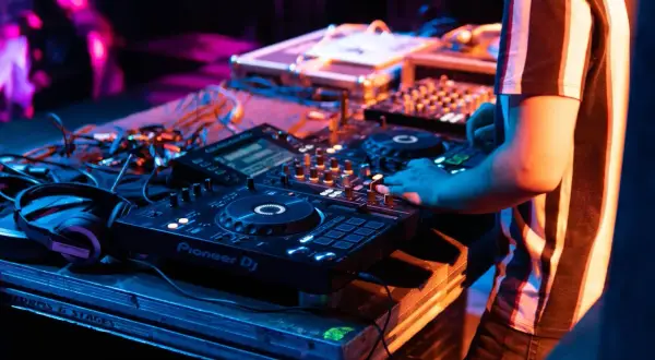 Ile zarabia DJ za noc? Zaskakujące stawki i czynniki wpływające na wynagrodzenie