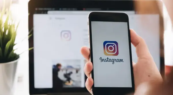 Chcesz wiedzieć, jak dodać czyjąś relację na swoją? Oto instrukcja na ekranie telefonu z Instagramem.