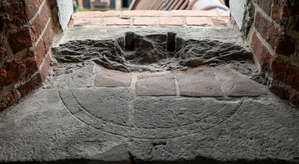 Kamienne wyrycia na parapecie okna twierdzy Wisłoujście. Sprawdź twierdza wisłoujście cennik, by poznać ceny wstępu.