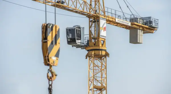 Zarobki operatora dźwigu samojezdnego: Ile zarobisz w 2024?