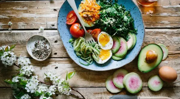 Kolorowa sałatka z awokado, jajkiem i warzywami. Idealna na śniadanie, gdy szukasz inspiracji na dietę ketogeniczną. Opinie są zachęcające!
