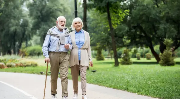 Para, idąc przez park, planuje wspólny wyjazd do sanatorium. Wniosek o wspólny wyjazd do sanatorium wzór za darmo czeka na wypełnienie.