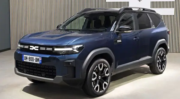Niebieski Dacia Bigster, kiedy? Nowy SUV z charakterystycznym grillem i światłami LED, gotowy na przygody.