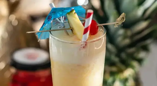 Pyszny drink z ananasem, wisienką i parasolką. Idealny przepis na Pina Colada na lato!