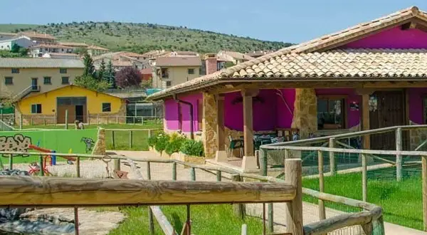 Un lugar ideal para rutas por Estella con niños: un parque infantil y una casa rural colorida.