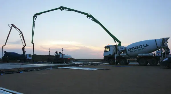 Beton z gruszki czy betoniarki? Klucz do opłacalnej budowy.