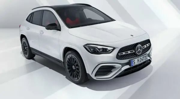 Nuova Mercedes GLA 2026 bianca con interni rossi, un SUV compatto ed elegante pronto per il futuro.