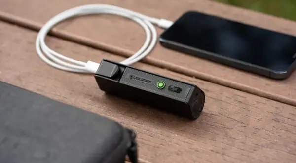 Ładowarka w bagażu podręcznym? Tak, ale powerbank to pułapka!