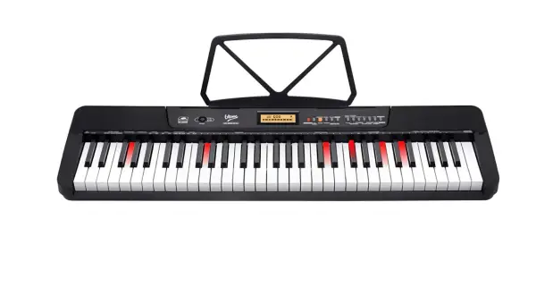 Czarny keyboard z podświetlanymi klawiszami, idealny do nauki jak grać na keyboardzie. Stojak na nuty dodaje funkcjonalności.