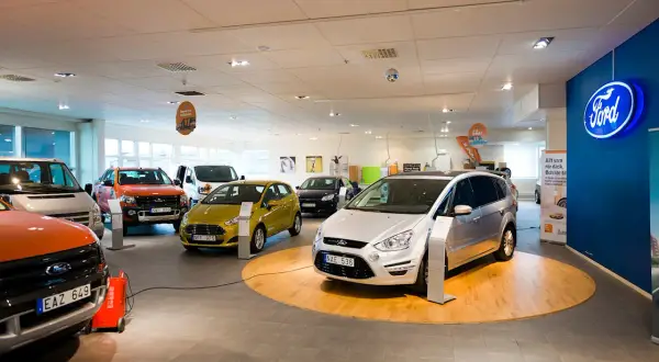 Ford-återförsäljare med flera bilar, inklusive en silverfärgad S-Max årsmodell 2015, en gul Ford Fiesta och en orange Ford Ranger.