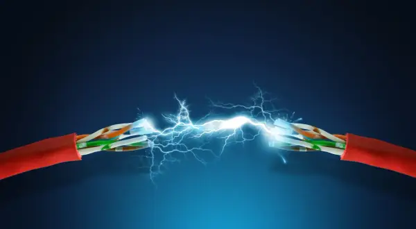 Przerwany kabel sieciowy z iskrzącymi przewodami, symbolizujący problem z ESD.