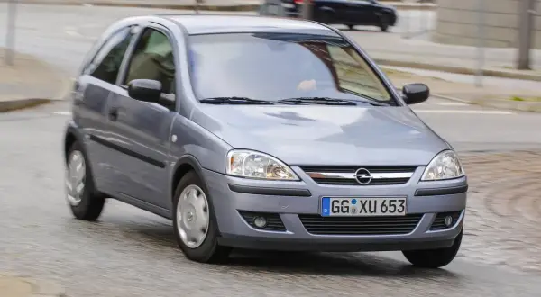 Srebrny Opel Corsa C w ruchu na drodze.