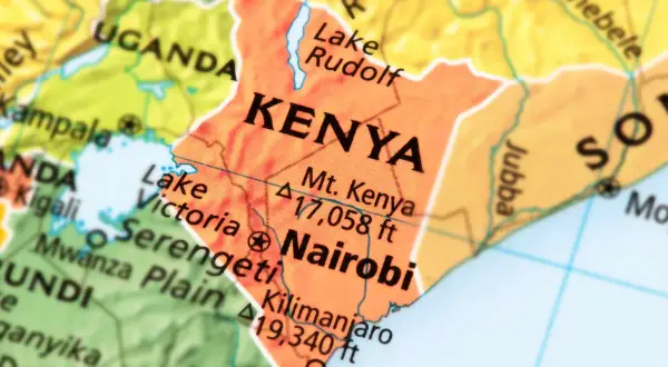 Mapa pokazuje, gdzie leży Kenia, obok Ugandy, Tanzanii i Somalii. Widać Nairobi i Górę Kenia.