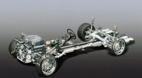 Szczegółowy widok podwozia BMW z silnikiem i układem napędowym rwd.