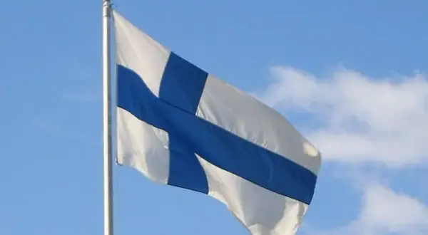 Flaga Finlandii: Co symbolizuje biel i błękit? Poznaj jej sekrety