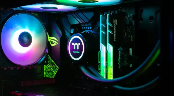 Wnętrze komputera z podświetleniem RGB. Wiatraki, RAM TridentZ i chłodzenie Thermaltake tworzą obraz najdroższego komputera na świecie.
